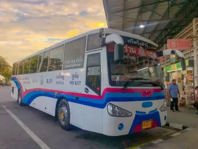 รถทัวร์ ศรีตรังทัวร์ ภายนอกรถ รูปที่ 2